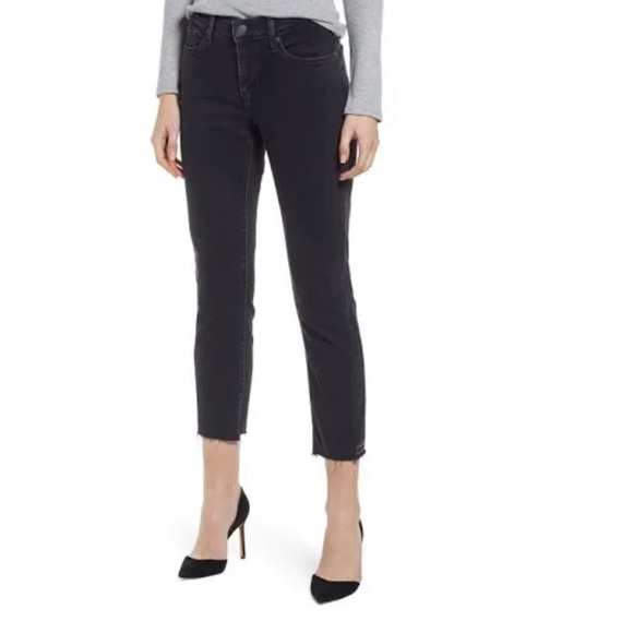💕Host Pick 💕 Levis sculpt premium curvy straight cropped black jeans. - Picture 2 of 5